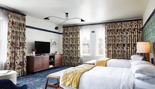 Mount Vernon Gem: Boutique Rooms & Rooftop Views - Heart of Baltimore