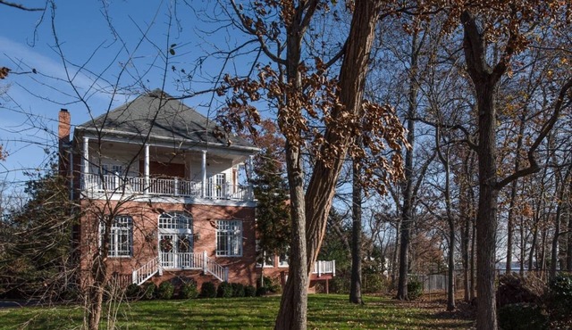 Mount Vernon riverfront 5kSF house w/10 beds, 5.5 baths, 6 bedrooms, 30 day min.