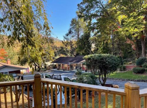 Mountain Aire Cottages, Inn, & Glamping