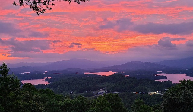 Mountain and Lake views.Feels like home with a view!