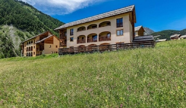 Mountain apartment ⭐️⭐️⭐️ heated pool, ski slopes 100m away.