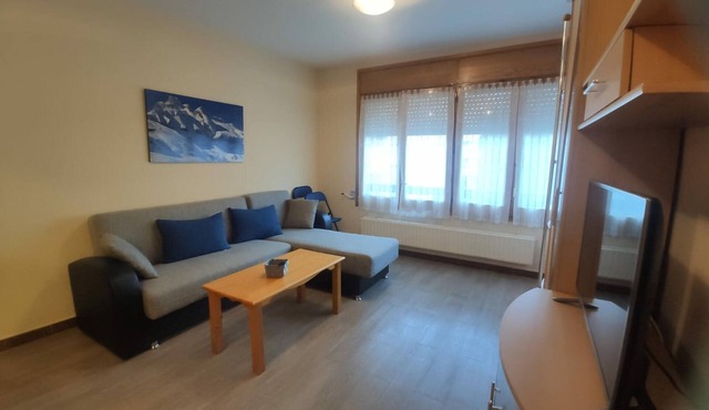 Mountain Apartment with Pool, 2 Bedrooms, Sofa Bed, Parking – Sleeps 6, Jaca
