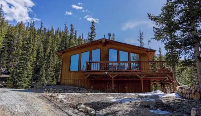 Mountain base camp, 2 bedroom, wood stove amazing views, Middle of everything