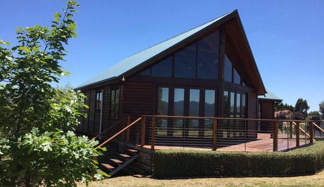 Mountain Bay Log Home - Views of Lake Eildon