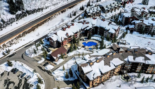 Mountain Bliss: Cozy Solitude Condo, Heated Pool and Hot Tub, Game Room, Parking, Patio, Fireplace!