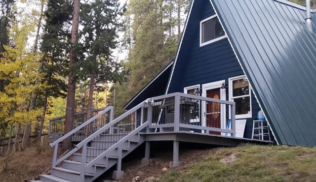 Mountain Bliss is a quiet mountain retreat, sleeps 7, hot tub, pet friendly