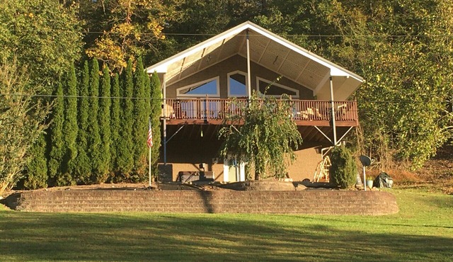 Mountain Bliss.your chalet getaway retreat! 4BR 2BA with private setting!