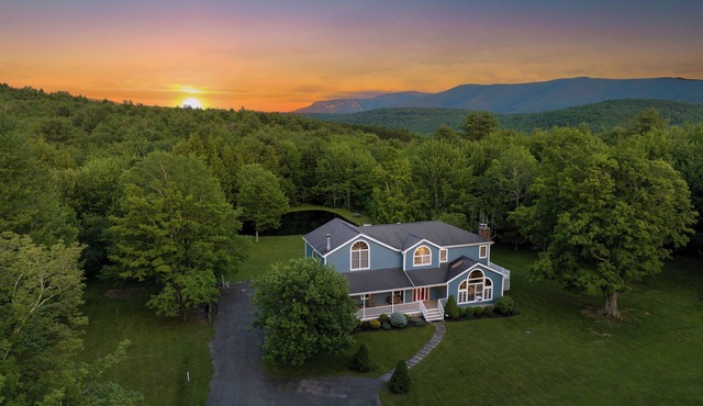 Mountain Blue Vista: Luxury Retreat near Ski Resorts with Hot Tub, Firepit, Pond
