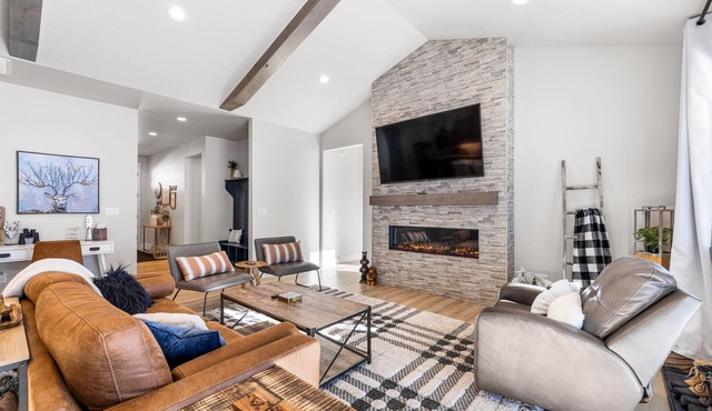 Mountain Bluebird - walk to lake, golf, and town - game rm - family friendly - sleeps 14