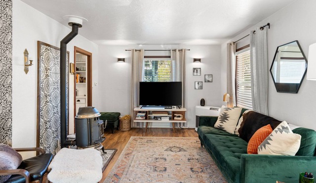 Mountain Bungalow near Mt Shasta and Waterfalls