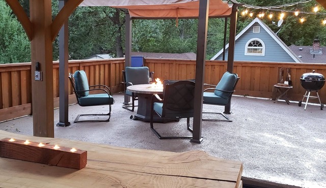 Mountain Bungalow, tall pines, deck, in town.