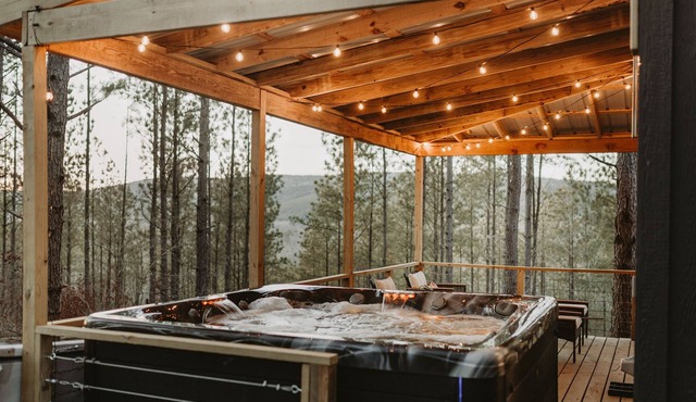 Mountain cabin,Creek access, Hot tub near Hochatown