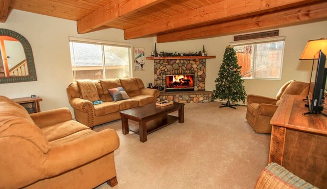 Mountain Cabin-Spa-Fireplace-Walk to Forest!