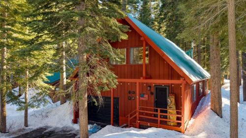 Mountain Cabin w Fireplace Balcony Easy Ski Access Bear Americana