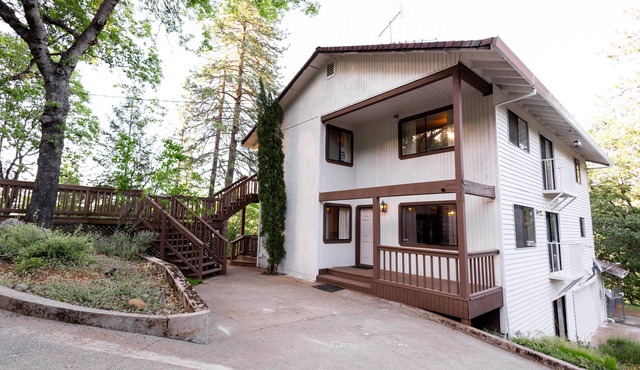 Mountain Cabin w/Gorgeous Forest Lounge & Hot Tub
