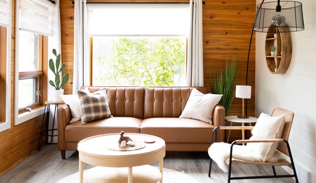 Mountain Cabin w/Gym/Sauna 5mins to hike/bike/ski trails & local shopping/dining