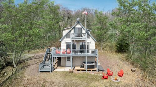 Mountain cabin w hot tub & game room