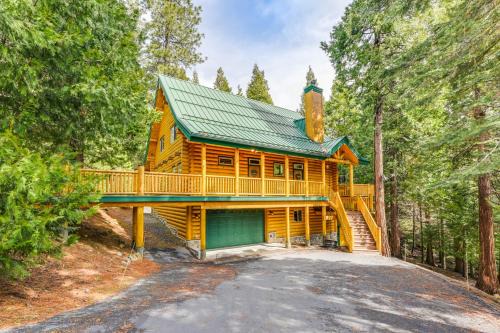 Mountain Cabin w/Hot Tub: 4 Mi to Shaver Lake!