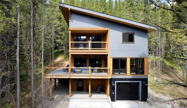 Mountain Cabin with Elegant Chic Interior and Deck in Montana