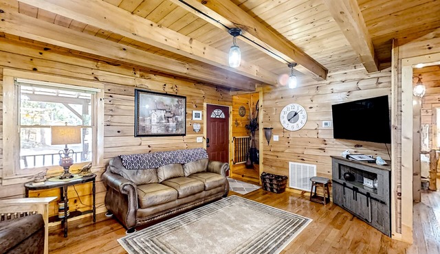 Mountain cabin with private hot tub, on-site creek, firepit & wildlife sightings