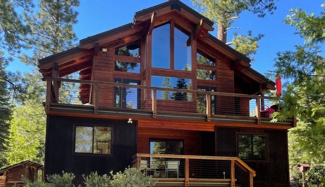 Mountain cabin with amazing views, hot tub, office & Pac-Man arcade near skiing