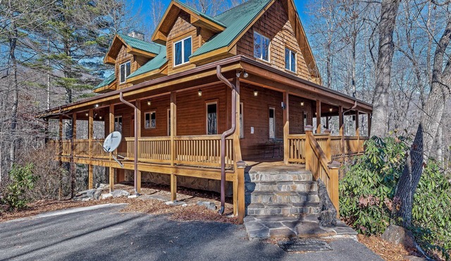 Mountain cabin with wrap-around balcony, games, fireplace, & children's items