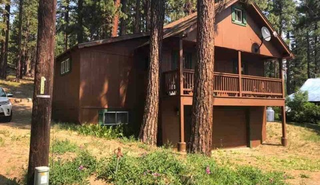 Mountain Cabin with WiFi. Enjoy this quiet small-townnretreat