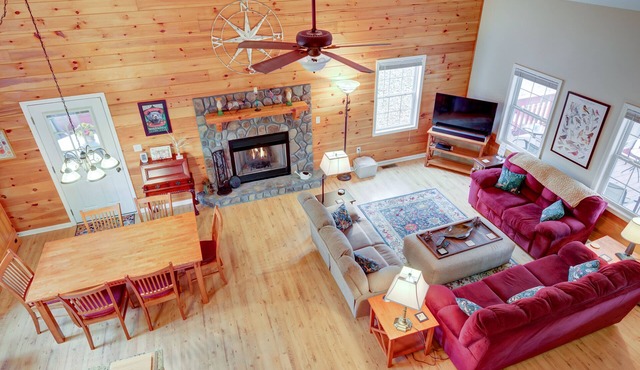 Mountain cabin with WiFi, fireplace, shared pools, game room, tennis, & gym