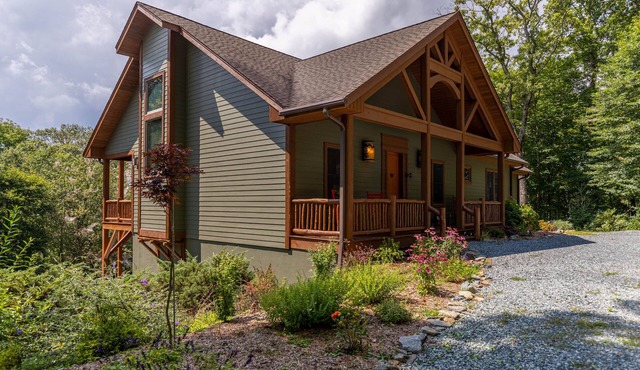 Mountain Camp-3 miles to main street Blowing Rock! Hot tub, game room, private hiking trails