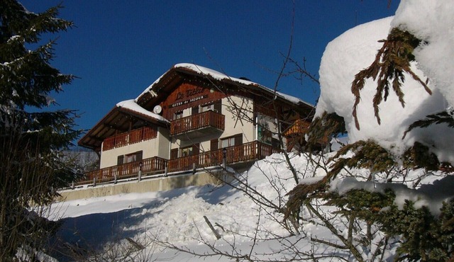 Mountain chalet 1100m alt, heated indoor pool 29.5°C all year round