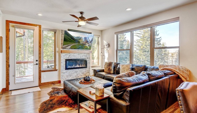 Mountain Chalet 47 I Great Views I Private Hot Tub I Bunk Room I Discounted Attractions