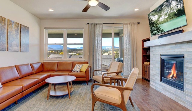 Mountain Chalet 95 I Private Hot Tub I Great Views I Bunk Room I Discounted Attractions