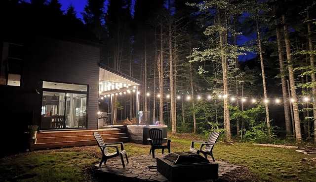 Mountain chalet with spa and sauna only 700m from Vallée-Bras-du-Nord!