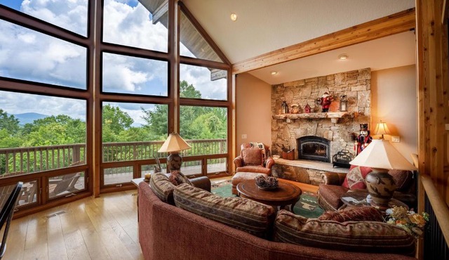 -Mountain Chalet Getaway with Breathtaking View Next to Tail of Dragon-