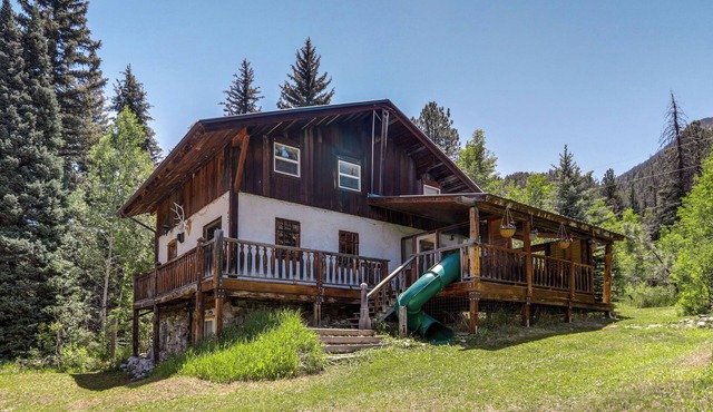 Mountain Chalet Getaway: Steps to Crystal River!