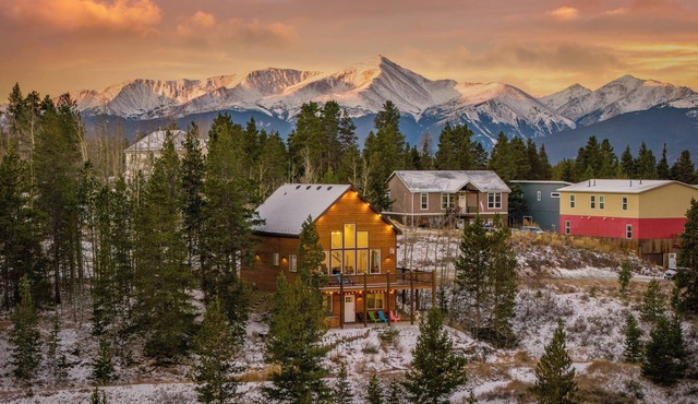 Mountain Chalet! Hot Tub, Sauna, Game Room, Pets