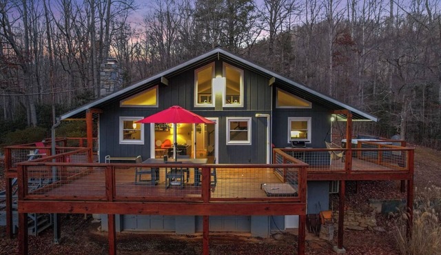 Mountain Chalet, Hot Tub, Grill, and Trails!