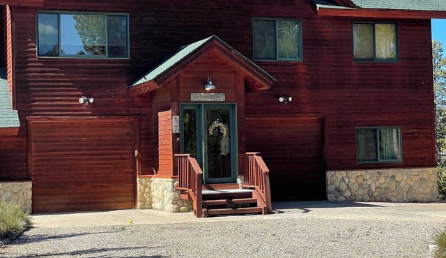 Mountain Chalet in heart of Grand County, Hot Tub, Dogs welcome, Child Friendly