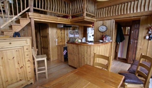 Mountain chalet near ski resort, fireplace, sleeps 10