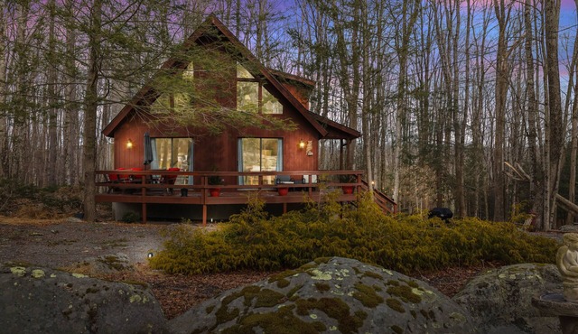 Mountain Chalet Retreat 4 bedrooms,3 baths,hot tub, sauna, game room, firepit