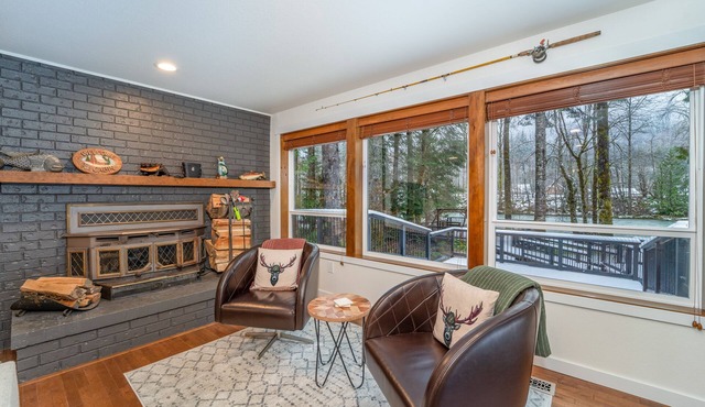 Mountain Chalet*Riverfront*Hottub*StevensPass