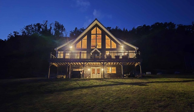Mountain Chalet w/Lake Access + Views, Fireplace Deck, Sleeps 8 Stoneham Me