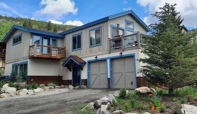 Mountain Chalet w private hot tub, walk to slopes. Pet Friendly. Sleeps 6