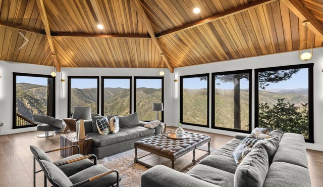 Mountain Chalet with tower, near the lake, hiking and wineries! Pet-friendly