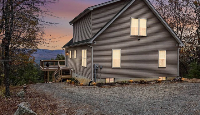 Mountain chalet w/deck, grill & fire pit