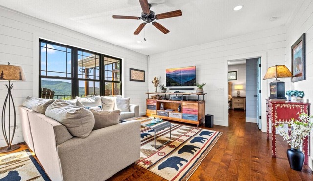 Mountain Charm: 4BR w/Incredible Views! Hot Tub*Privacy!