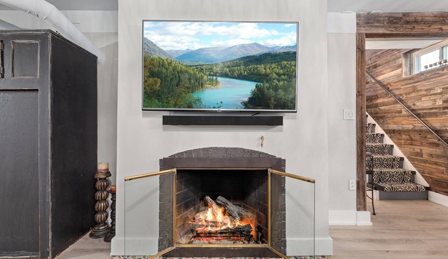 Mountain Charm in the City - Fireplace, Parking, WiFi