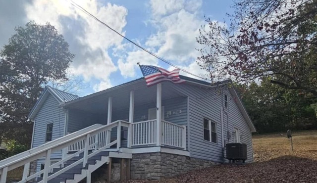 Mountain Charm Retreat - 2 BR House - Minutes to Downtown Cumberland & Potomac