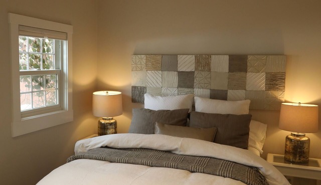 Mountain Chic Cheyenne Cañon Cottage, Steps to The Broadmoor & Amazing Hiking!