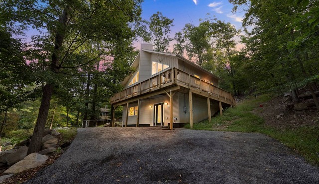 Mountain Chic Retreat-Harpers Ferry, the AT, Wine country w/Lake Beach passes!
